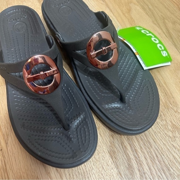 Crocs Sanrah Sandals NWT Sz 7 Black Silver Medallion Women’s Shoes - Picture 2 of 5